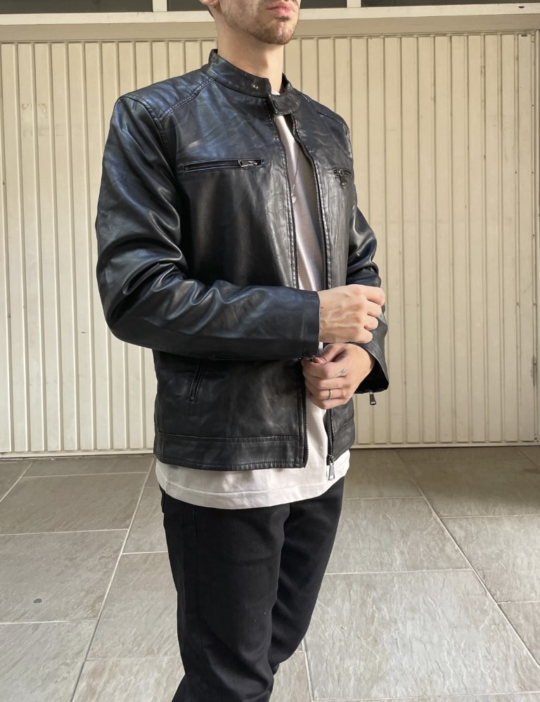 Ανδρικό μαύρο μπουφάν δερματίνη με αποσπώμενη κουκούλα και γούνινη επένδυση BDG8671 φωτογραφία